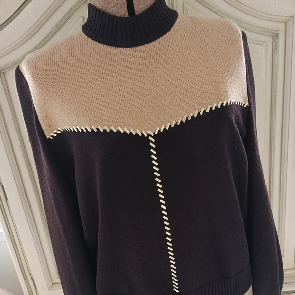 BEAUTIFUL "ST. JOHN COLLECTION" CHOCOLATE BROWN N TAN KNIT, SIDE ZIPPER SWEATER!